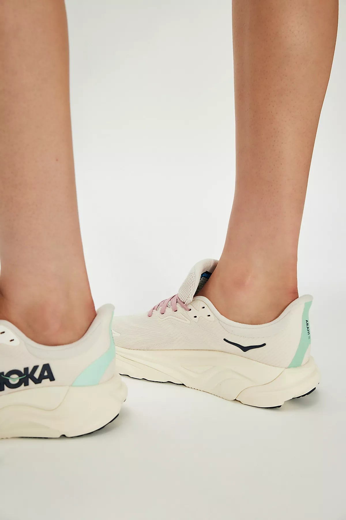 HOKA® Arahi 8 Sneakers