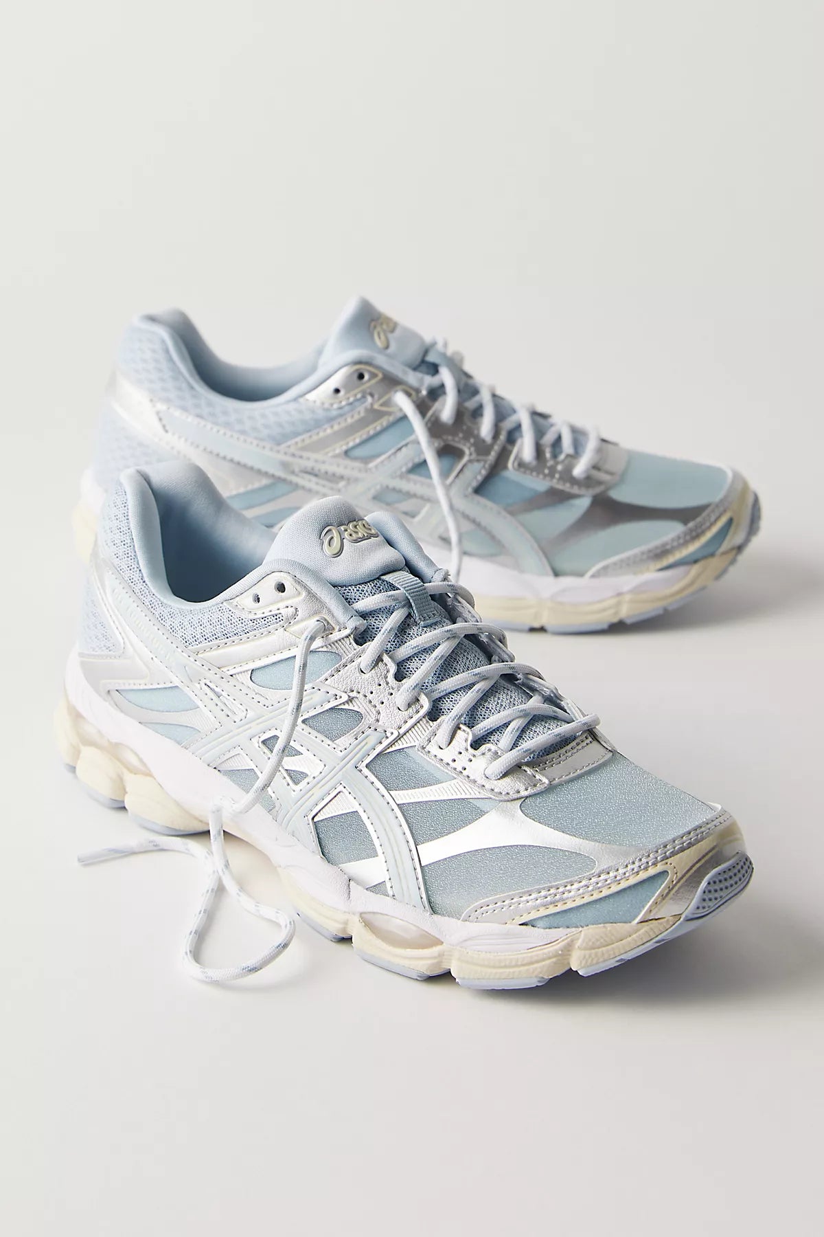 ASICS GEL-CUMULUS 16 Translucent Sneakers