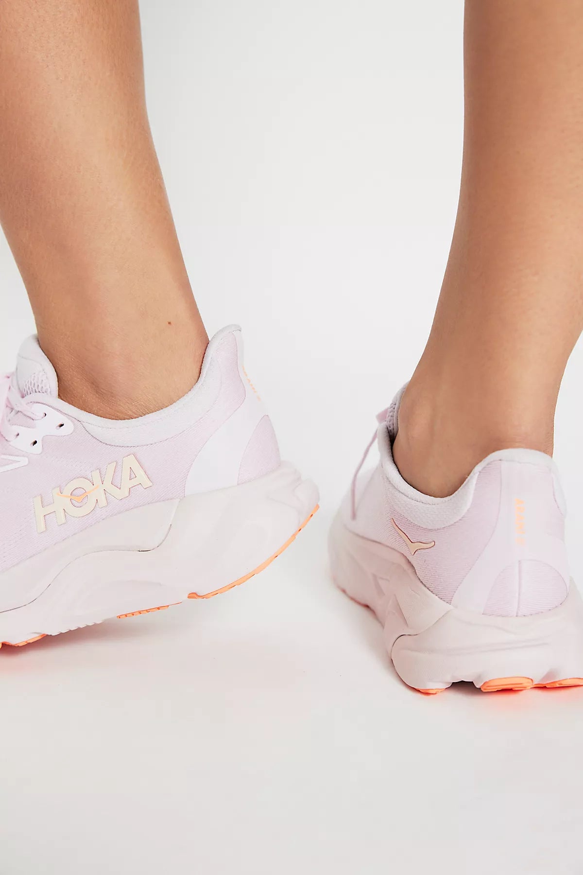 HOKA® Arahi 8 Sneakers